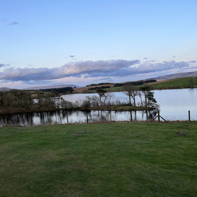 【浪漫湖景】英國必去打卡點！湖景旁，享受綠油油的草地和平靜的湖水！