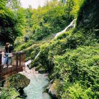 Hidden waterfall in Lake Como!