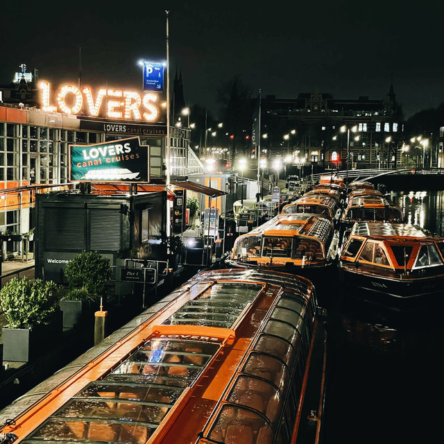 Amsterdam on a Budget: Canals, Culture & Cozy Corners