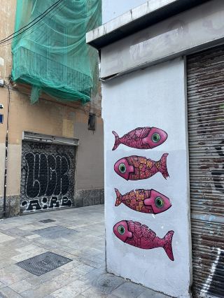 발렌시아: 말하는 벽 – 거리 예술과 도시적 분위기 🎨🌆✨