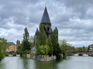 メス（Metz）はフランス北東部のグラン・テスト地域圏モゼル県、モゼル川とセーユ川の合流点に位置するロレーヌ地方の歴史と文化の街です。