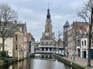阿爾克馬爾(Alkmaar)位於荷蘭北荷蘭省,距離阿姆斯特丹約40公里,人口約11萬,是一座歷史悠久、風景優美的運河城市。1254年獲得城市權,1573年成功抵禦西班牙軍隊圍攻,因此被譽為“勝利始於阿爾克馬爾”。阿爾克馬爾最著名的是擁有數百年歷史的傳統奶酪市場。每年春夏季,身著白色制服的奶酪搬運工按照古老儀式搬運巨大的奶酪輪,吸引來自世界各地的遊客前來觀賞。除此之外,城市還擁有保存完好的中世紀老城、縱橫交錯的運河、宏偉的聖勞倫斯大教堂以及歷史悠久的稱重樓(Waag)。阿爾克馬爾交通便利,是從阿姆斯特丹出發一日遊的熱門目的地,也是體驗荷蘭歷史、文化與奶酪傳統的最佳城市之一。.