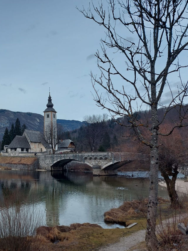 There is a kind of lake view called picturesque and tranquil.