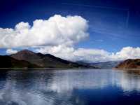 美麗的西藏三大神湖之一羊卓雍錯