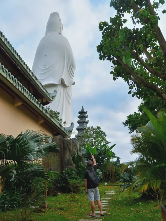 It's not Sanya, but the shock comes from the highest Guanyin statue in Southeast Asia