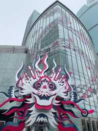 捕捉城市街頭的年味，巨型粉龍登陸恆隆
