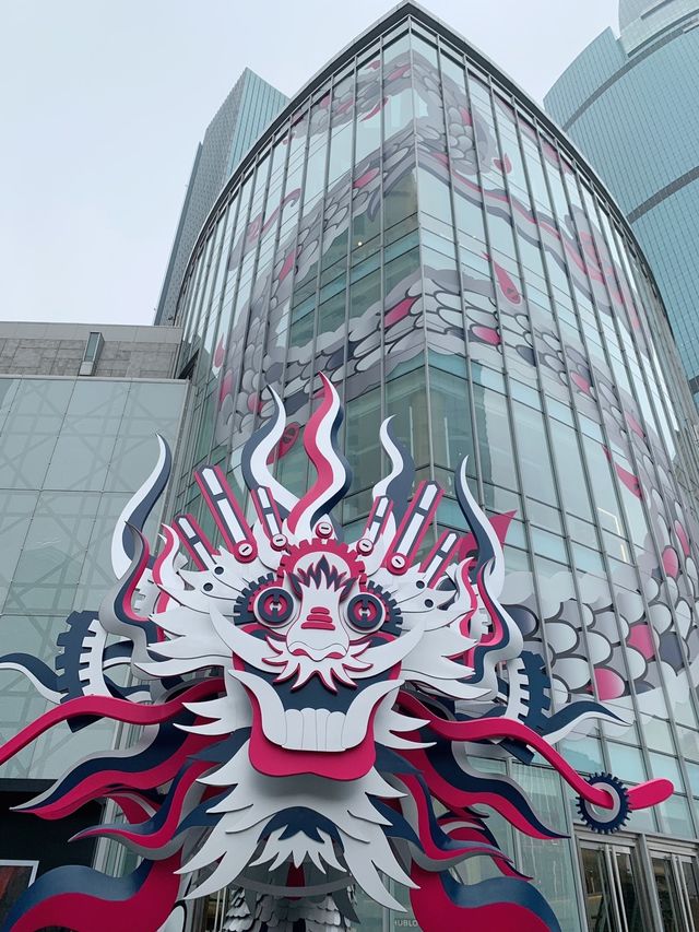 捕捉城市街頭的年味，巨型粉龍登陸恆隆