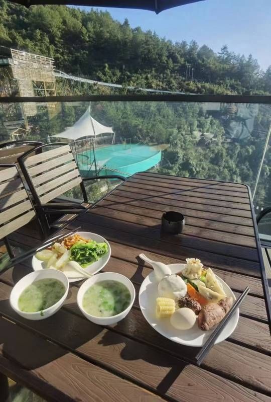 廣西棉花天坑上的懸崖酒店，仿佛空中樓閣