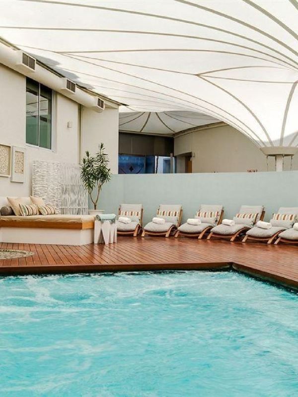 🌟 Cape Town Escapes: Luxe Stays at Radisson Blu! 🌊