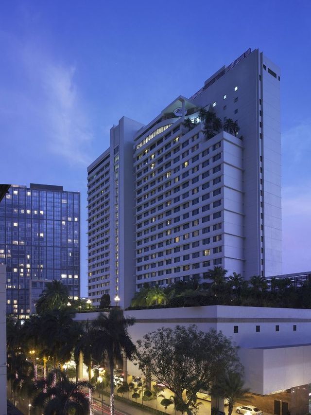 🌟 Makati Marvels: Luxe Stays & City Plays! 🏨✨