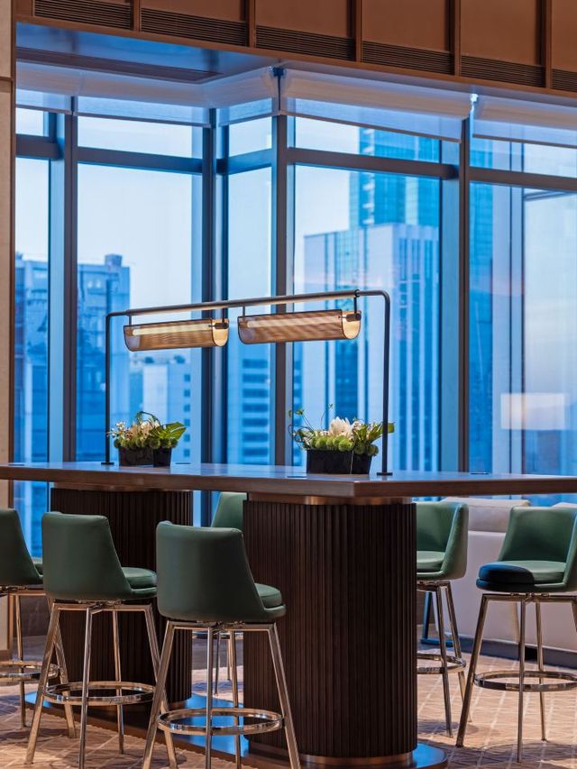 🏨✨ Shenzhen Stay: High-Rise Comfort & Connectivity 🌐🛌
