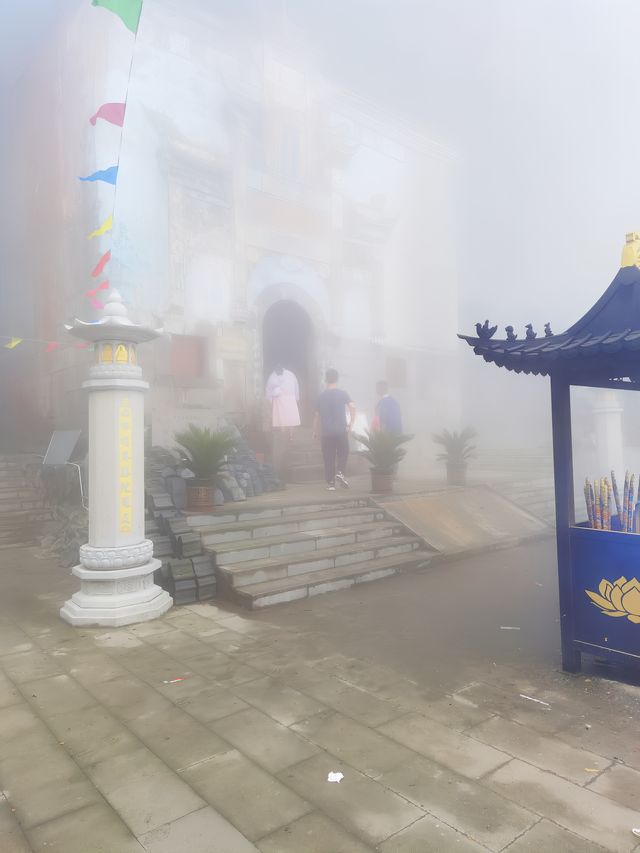 離天三尺三,貴州黔北第一峰,尧龍山。