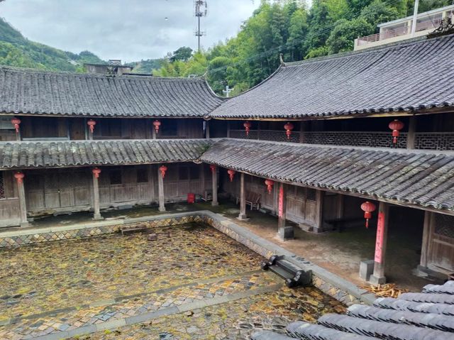 浙江古村落自駕遊～雪溪胡氏大院 胡氏大院位於溫州市泰順縣雪溪鄉橋西村石門樓，建於清道光十二年至同治十。