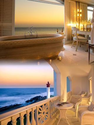 [Discover the trendiest seaside B&B, Oyster Box Hotel - the starting point of your dream journey.