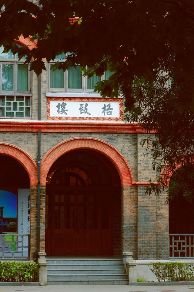 一座堪稱歷史建築博物館的大學。