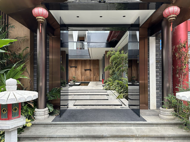 眉山东坡水街（知野與方間）酒店。
知野與方間：水街的靈魂雙子星