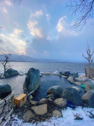 Hokkaido Snowy Hot Spring | Soak in a Hot Spring in Swan Lake!!