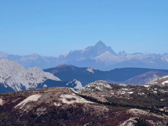 香格里拉石卡雪山：雪山之巔的寧靜與壯麗