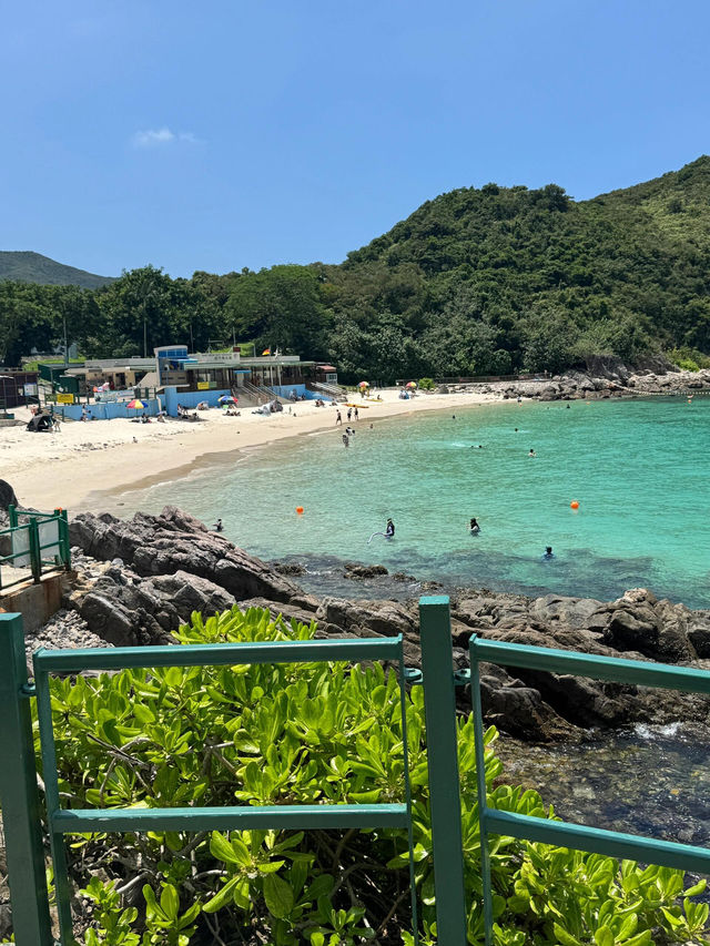 🌊香港西貢半月灣玻璃海打卡全攻略！這片藍美得像濾鏡開到最大💦