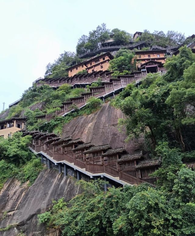 嚟上饒必打卡嘅仙俠世界！望仙谷真係太正喇，懸崖上嘅古村落，夜景靚到窒息～跟住呢條攻略玩，輕鬆ge