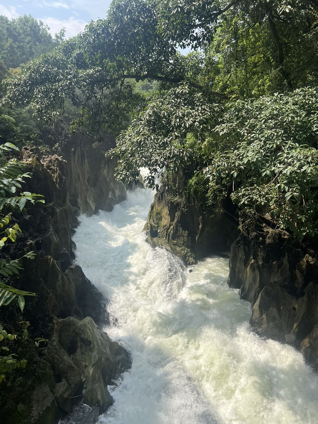 The amazing waterfall HUANGGUOSHUPUBU
