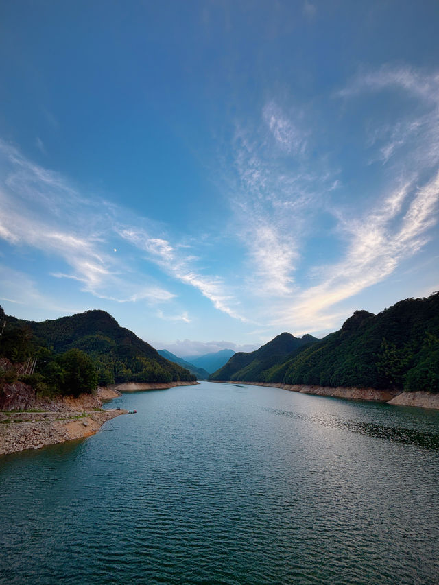 龍溪水庫邂逅一場盛大的寂靜輝煌，夜宿大雷山與星海共眠