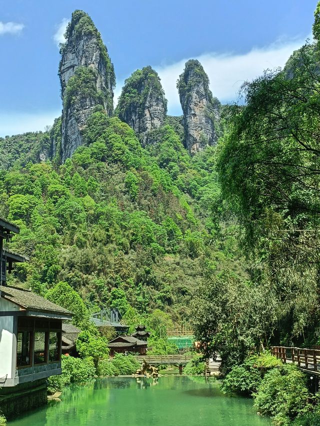 德夯,苗語的音譯,意思為「美麗的峽谷」。 德夯,苗語的音譯,意思為「美麗的峽谷」。