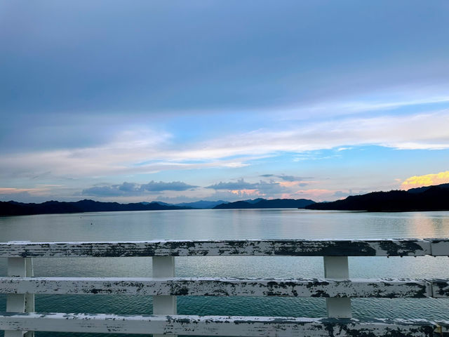 The magic of Thousand Island Lake touches the soul with its serene beauty.