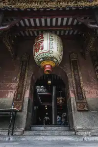 坐在祖廟的紅牆下，我拍到了佛山的魂。