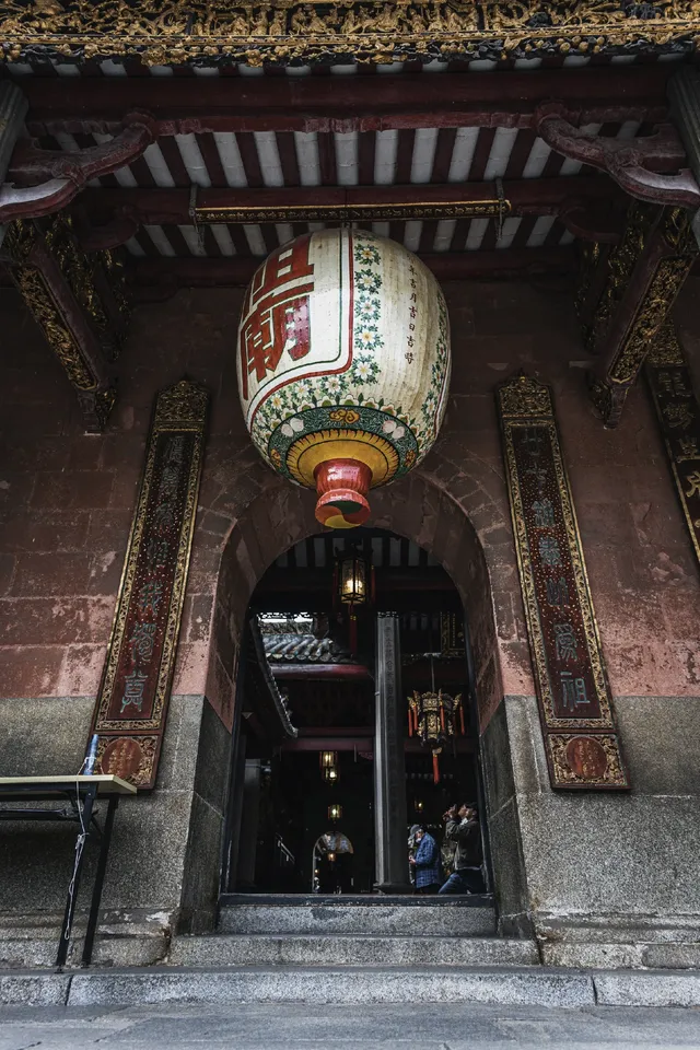 坐在祖廟的紅牆下，我拍到了佛山的魂。