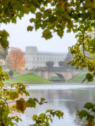 ภาพบรรยากาศฤดูใบไม้ร่วงอันแสนพิเศษของรัสเซีย: แสงยามเช้าอันอ่อนโยนที่ซ่อนเร้นอยู่ในเมืองกาตชินา~