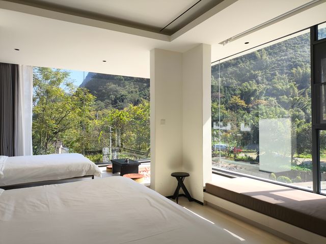 這次陽朔之行真是絕了！住在遇龍河邊的遇山鄉舍簡直把儀式感拉滿，孩子生日party直接在小院子裡搞起來