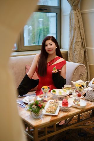 Sweet moments in a century-old building: a Christmas-themed afternoon tea experience.