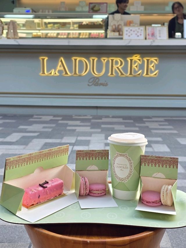 Ladurée в Shanghai Village: парижский шик в Шанхае Ladurée в Shanghai Village: парижский шик в Шанхае