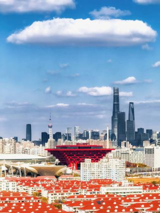 จุดชมวิวที่สวยงามน่าทึ่งมาก! หน้าต่างบานนี้สามารถมองเห็นย่านลู่เจียจุ่ยและพิพิธภัณฑ์ศิลปะจีนได้ในภาพเดียว