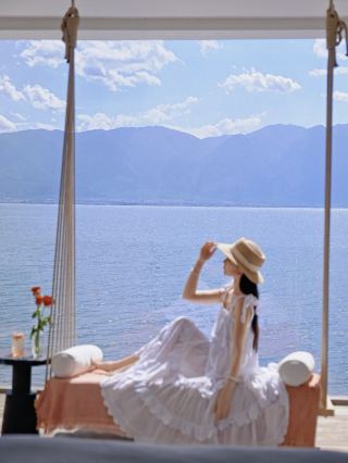 Escape the summer heat and experience the laid-back 20°C summer in Dali!