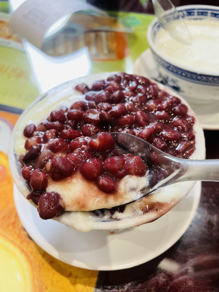 Late-night food temptation alert⚠️ (don't hit me🐶)
Students studying abroad, save this post for when you return home! I recommend flying directly to Guangzhou, then taking a 40-min taxi to Shunde to start eating!!
I've put together some pure, practical tips for anyone planning to hunt for food in the Pearl River Delta~ (You have to go, okay? My life goal is to retire and live in Shunde, haha).
Key point: All the food in this post is at [Foshan Lingnan Tiandi] (next to Zumiao Temple)!
No need to run all over the city. In just one afternoon, you can conquer all the classic Shunde delicacies on one street. Perfect for solo travelers, lazy travelers, and "special forces" travelers (because I'm a total "P" type, haha🤣).
Minxin Old Shop · Double-skin milk / Red bean double-skin milk (Photos 2-4)
The red beans are dense and not overly sweet. For just a few bucks a bowl, what more could you ask for? It was so good I didn't lift my head the whole time, couldn't even look at my phone, and finished it in minutes!
Crispy Shunde fish skin
I thought a roadside stall in a tourist area would be a letdown, but for 10 yuan, I got a huge box (enough for two). It was crispy and chewy, served with crushed peanuts, shredded scallions, and a secret sauce—absolutely divine. I ended up buying it for several days in a row and even wanted to pack ten boxes to take home.
Youdeji freshly pan-fried stuffed peppers (Photos 6-8)
This captures the essence of the traditional Cantonese "stuffed trio"! The skin is pan-fried until charred and slightly crispy, while the meat filling inside is juicy and perfectly seasoned. It's not greasy at all. Meat lovers will literally be moved to tears (it's so delicious, I can't sleep at night thinking about it, I often crave it late at night, boohoo).
Signature Shunde shredded chicken (Photos 10-11)
I ate this on the second floor of a souvenir shop inside. I just picked a random place, and it was so good, ahhh!
It completely shattered my perception of ordinary plain shredded chicken! The chicken skin is crispy, the meat is firm, and most importantly, the sauce has completely penetrated every fiber of the chicken. It's savory, flavorful, and gets better with every chew (I declare that shredded chicken elsewhere is fake, fake, fake!! Everyone, come and eat the authentic stuff).
Refreshing drinks and desserts (Photos 10-13)
The whole street not only has authentic, long-standing shops but also some hidden gem drink shops selling milk tea (Qu Chashan) and matcha (Jiushiye). After eating the savory shredded chicken and fish skin, grab a refreshing tea and matcha ice cream to enjoy while walking—the experience is top-notch! And honestly, these milk tea shops and Jiushiye in Foshan taste better than the ones in Shanghai. Why is that? (I've personally tested it).
📍 Location and travel tips
Location: Lingnan Tiandi, Chancheng District, Foshan (next to Zumiao Metro Station)
Recommended time: Half a day (afternoon for shopping and photos + eating all the way through). It's also very beautiful and photogenic (Photos 15-18).
Tips: During holidays, lines at long-standing shops move quickly. If you're going with a group, I suggest dividing tasks with friends—one person lines up for dessert while another buys snacks to double your efficiency!
