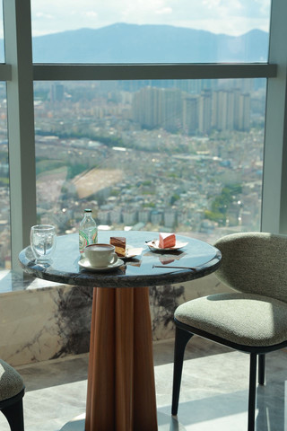 A must-stay for fangirls in Kunming! This high-rise hotel is a total gem