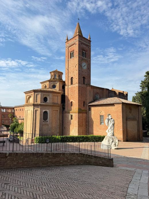 Listen to me! Don't just obsess over the popular big cities in Italy and fight the crowds! Thanks to my friend's amazing planning + her husband driving, we perfectly avoided the tour groups, discov