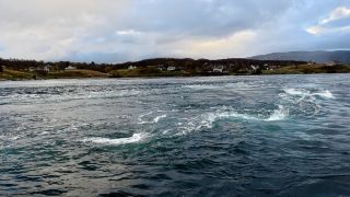 ノルウェーのボーデ（Bodø）で大渦潮を巡る日帰り旅行、運良く初雪を見ることができました！