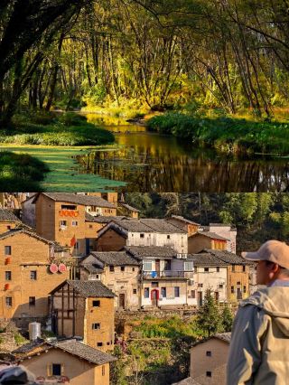 When November arrives in Southern Anhui, morning mist swirls through the forests, Chinese tallow trees turn a light red, and all of Huizhou...
