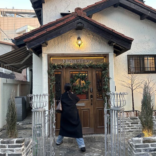 감성 가득한 숙대입구역 신상카페 미드스트오브플로우