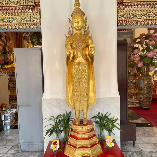 วัดชนะสงคราม วัดดังตั้งใจกลางถนนข้าวสาร