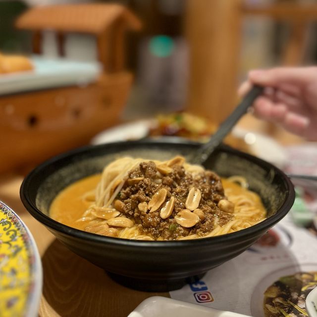 📍香港旺角｜麻辣風雲 · 無人不知人氣四川菜🌶️ 必叫霸氣炸饅頭船！