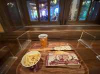 千葉・舞浜。東京ディズニーランド『LA TAVERNE DE GASTON』でカフェタイム。