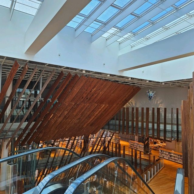 玻璃與木作的建築之美-富山市玻璃美術館