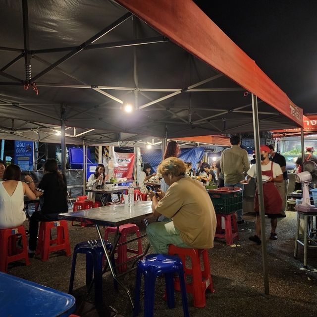 • ต ล า ด น เ พ ลิ น ฤ ดี 🍂🍍🌮🍔🍤🍿