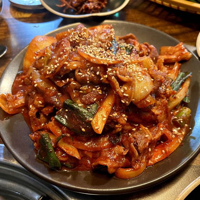매콤달달한 오징어볶음과 제육이 맛있는 항아리식당!