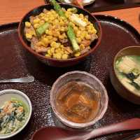 【 新鮮味美的正宗日式丼物 】