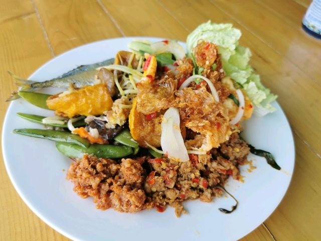 บุฟเฟ่ตข้าวแกงมีกับข้าวให้เลือกกว่า100อย่าง !!